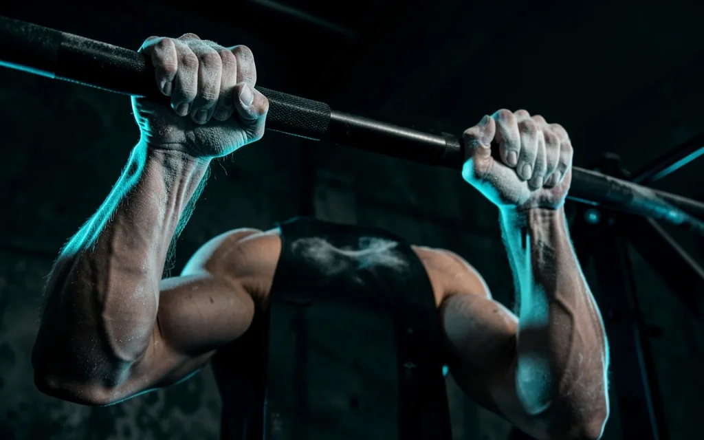 Barra de dominadas montada en pared de gimnasio oscuro